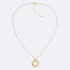 Collier avec pendentif rond sculptural Collier avec pendentif rond sculptural