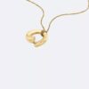Collier avec pendentif rond sculptural Collier avec pendentif rond sculptural