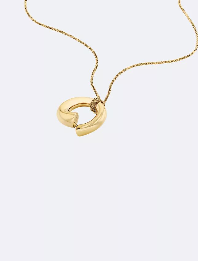 Collier avec pendentif rond sculptural Collier avec pendentif rond sculptural