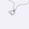 Collier avec pendentif rond sculptural Collier avec pendentif rond sculptural