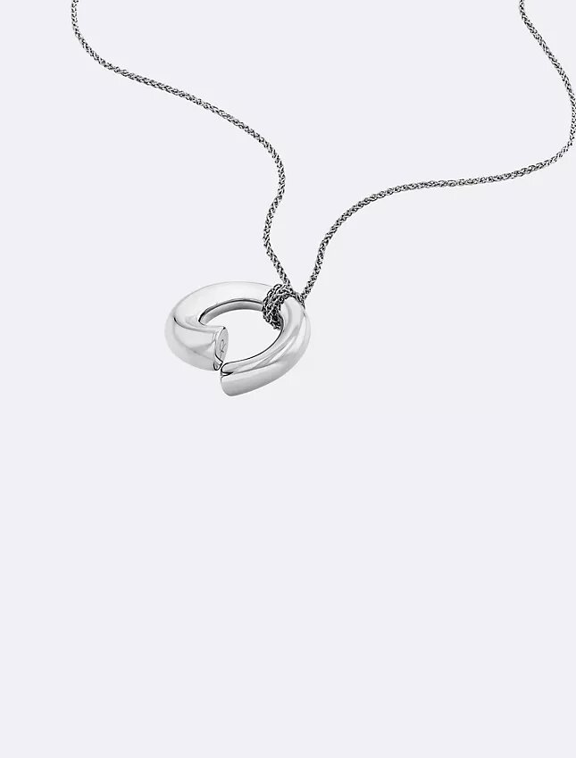 Collier avec pendentif rond sculptural Collier avec pendentif rond sculptural