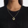 Collier avec pendentif rond sculptural Collier avec pendentif rond sculptural