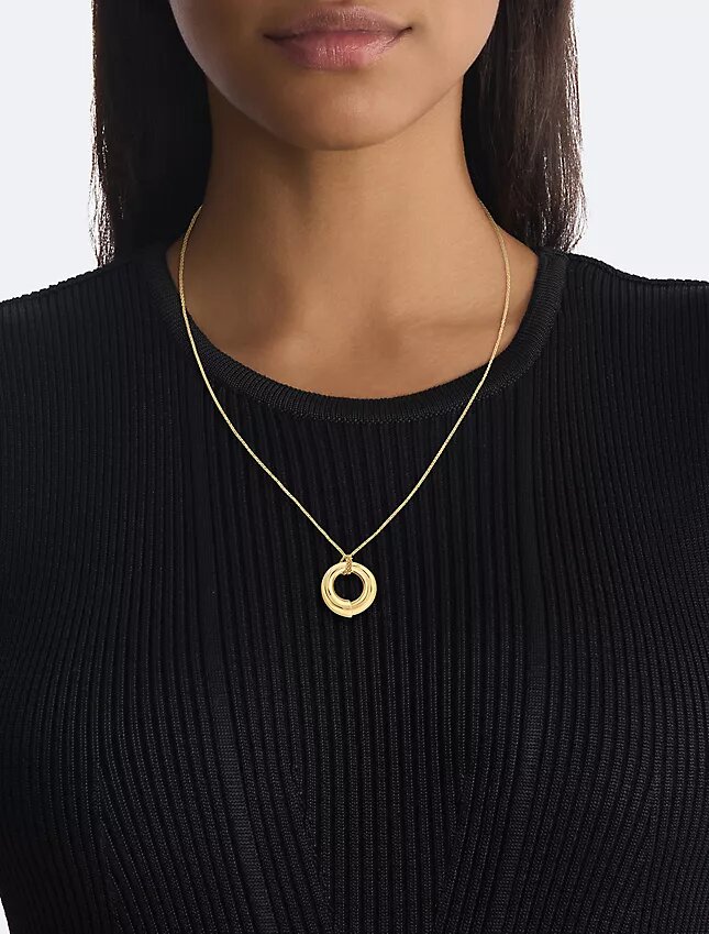 Collier avec pendentif rond sculptural Collier avec pendentif rond sculptural