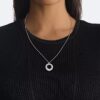 Collier avec pendentif rond sculptural Collier avec pendentif rond sculptural