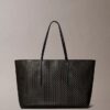 Grand sac fourre-tout avec logo emblématique sur toute la surface et pochette Grand sac fourre-tout avec logo emblématique sur toute la surface et pochette