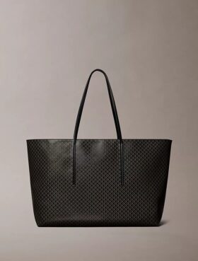 Grand sac fourre-tout avec logo emblématique sur toute la surface et pochette