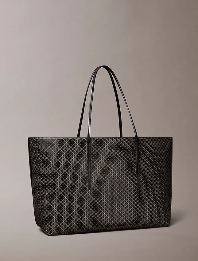 Grand sac fourre-tout avec logo emblématique sur toute la surface et pochette Grand sac fourre-tout avec logo emblématique sur toute la surface et pochette