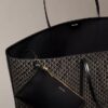 Grand sac fourre-tout avec logo emblématique sur toute la surface et pochette Grand sac fourre-tout avec logo emblématique sur toute la surface et pochette