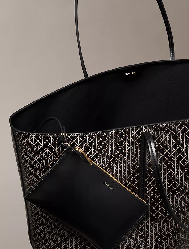 Grand sac fourre-tout avec logo emblématique sur toute la surface et pochette Grand sac fourre-tout avec logo emblématique sur toute la surface et pochette