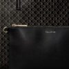 Grand sac fourre-tout avec logo emblématique sur toute la surface et pochette Grand sac fourre-tout avec logo emblématique sur toute la surface et pochette