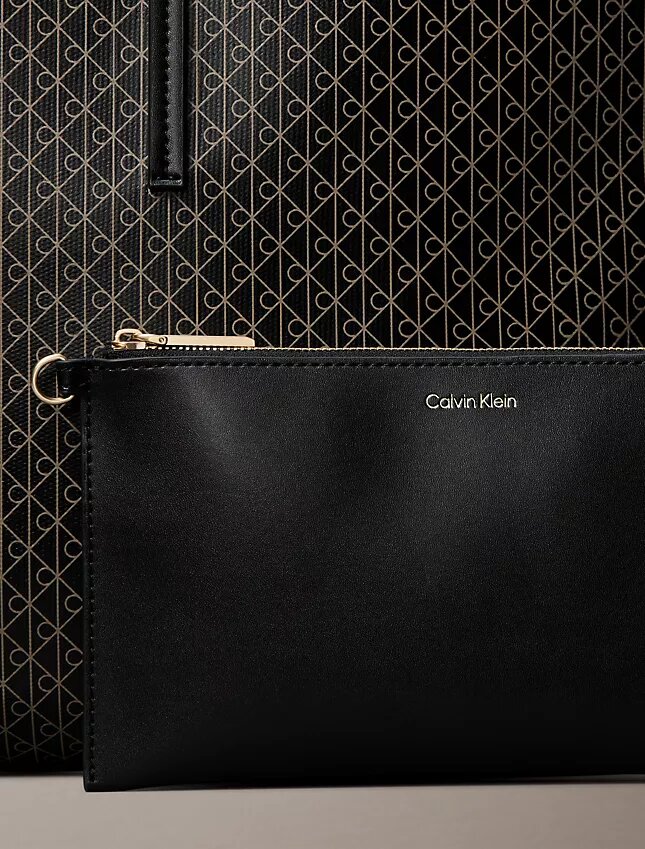 Grand sac fourre-tout avec logo emblématique sur toute la surface et pochette Grand sac fourre-tout avec logo emblématique sur toute la surface et pochette