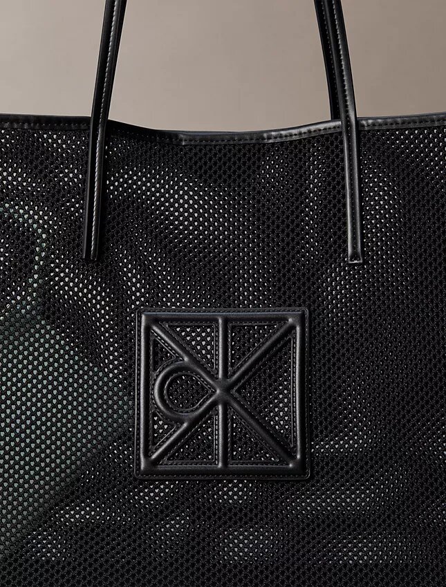 Grand sac fourre-tout en filet avec logo emblématique Grand sac fourre-tout en filet avec logo emblématique