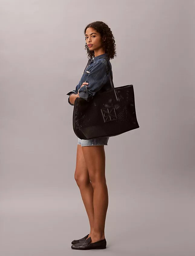 Grand sac fourre-tout en filet avec logo emblématique Grand sac fourre-tout en filet avec logo emblématique