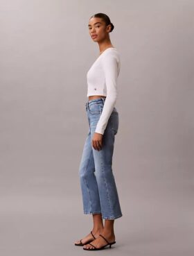 Jean taille haute, court et évasé Jean taille haute, court et évasé