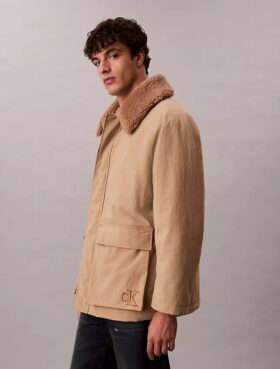 Manteau court matelassé à col en sherpa