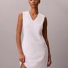 Mini-robe en coton mélangé à encolure en V Mini-robe en coton mélangé à encolure en V
