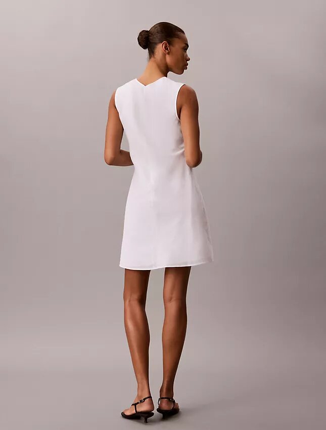 Mini-robe en coton mélangé à encolure en V Mini-robe en coton mélangé à encolure en V