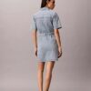 Mini-robe en denim avec ceinture