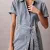 Mini-robe en denim avec ceinture