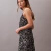 Mini-robe nuisette en satin imprimé Mini-robe nuisette en satin imprimé