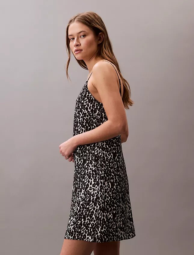 Mini-robe nuisette en satin imprimé Mini-robe nuisette en satin imprimé