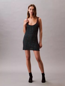 Mini-robe sans manches en crochet avec perles Mini-robe sans manches en crochet avec perles