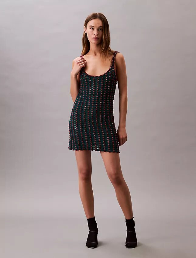 Mini-robe sans manches en crochet avec perles Mini-robe sans manches en crochet avec perles