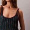 Mini-robe sans manches en crochet avec perles Mini-robe sans manches en crochet avec perles