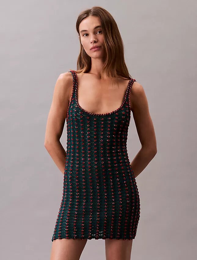 Mini-robe sans manches en crochet avec perles Mini-robe sans manches en crochet avec perles