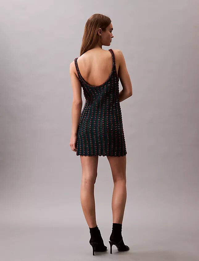 Mini-robe sans manches en crochet avec perles Mini-robe sans manches en crochet avec perles