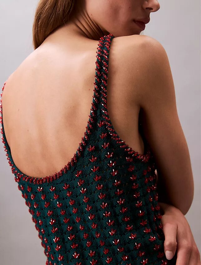 Mini-robe sans manches en crochet avec perles Mini-robe sans manches en crochet avec perles