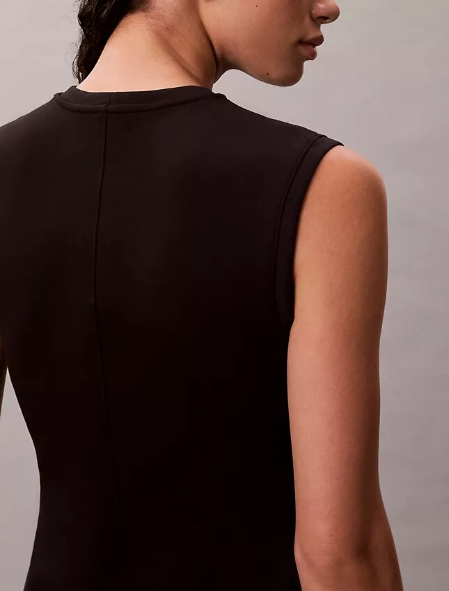 Mini-robe sans manches lisse Mini-robe sans manches lisse