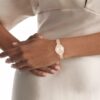 Montre à cadran ovale et lunette profilée