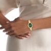 Montre à cadran ovale et lunette profilée