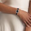 Montres à cadran ovale et lunette profilée avec bracelet en cuir Montres à cadran ovale et lunette profilée avec bracelet en cuir