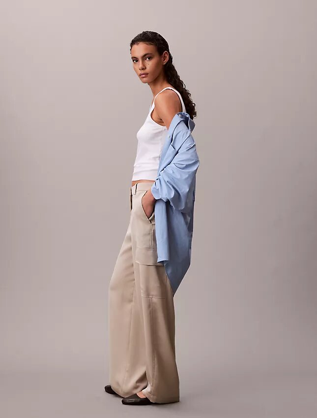 Pantalon cargo décontracté en sergé de satin Pantalon cargo décontracté en sergé de satin