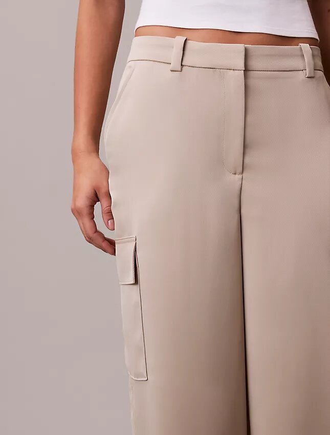 Pantalon cargo décontracté en sergé de satin Pantalon cargo décontracté en sergé de satin