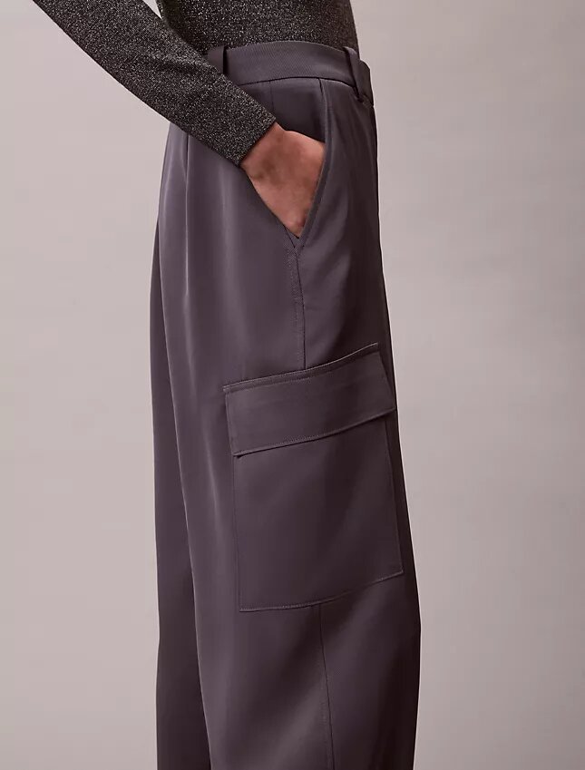 Pantalon cargo décontracté en sergé de satin Pantalon cargo décontracté en sergé de satin