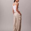Pantalon cargo décontracté en sergé de satin Pantalon cargo décontracté en sergé de satin