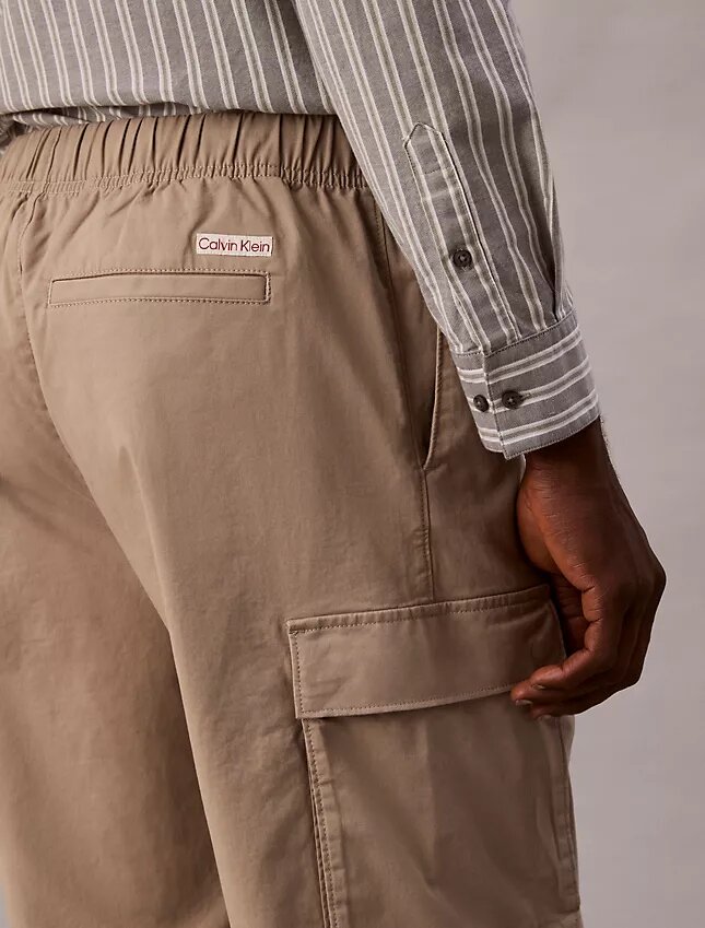 Pantalon cargo droit en Cotton Stretch Pantalon cargo droit en Cotton Stretch