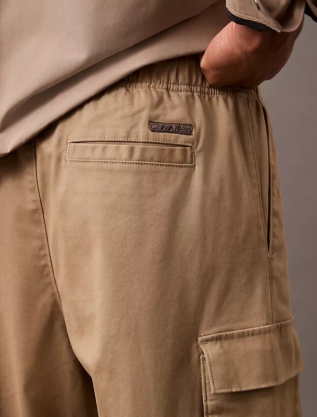 Pantalon cargo droit en Cotton Stretch Pantalon cargo droit en Cotton Stretch
