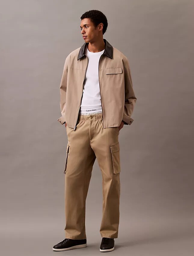 Pantalon cargo droit en Cotton Stretch Pantalon cargo droit en Cotton Stretch