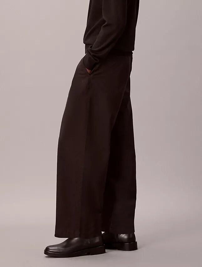 Pantalon chino ample en sergé de coton Cotton Stretch Pantalon chino ample en sergé de coton Cotton Stretch