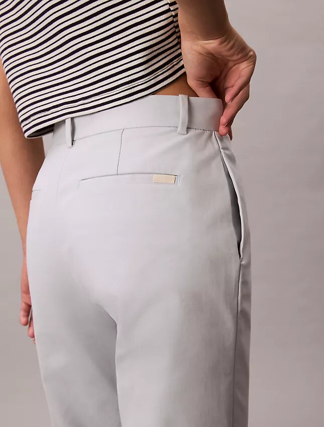 Pantalon chino droit en Cotton Stretch Pantalon chino droit en Cotton Stretch