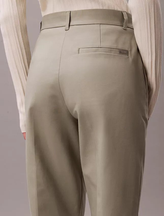 Pantalon chino droit en Cotton Stretch Pantalon chino droit en Cotton Stretch