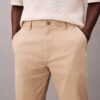 Pantalon chino droit standard Pantalon chino droit standard