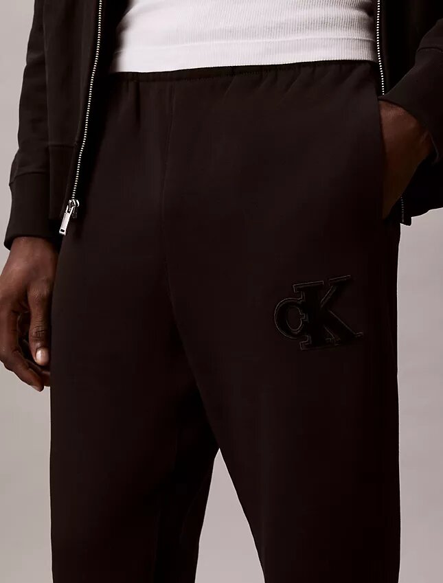 Pantalon de jogging avec patch Monogram en molleton Pantalon de jogging avec patch Monogram en molleton