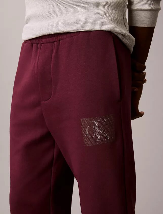 Pantalon de survêtement en molleton avec motif Monogram superposé Pantalon de survêtement en molleton avec motif Monogram superposé