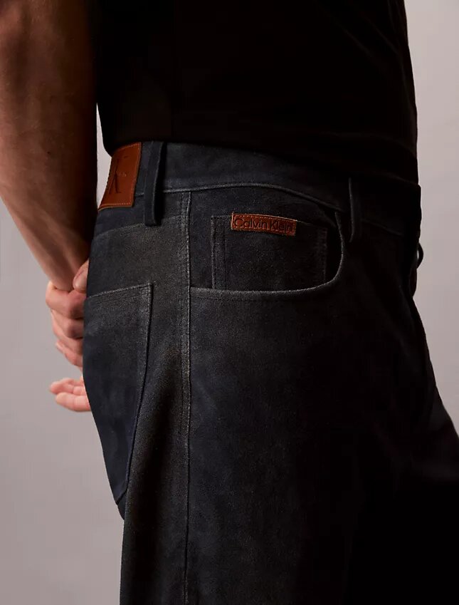 Pantalon droit en daim style années 90 Pantalon droit en daim style années 90
