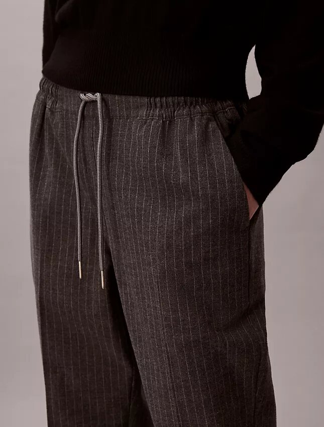 Pantalon fuselé à cordon de serrage et rayures Pantalon fuselé à cordon de serrage et rayures